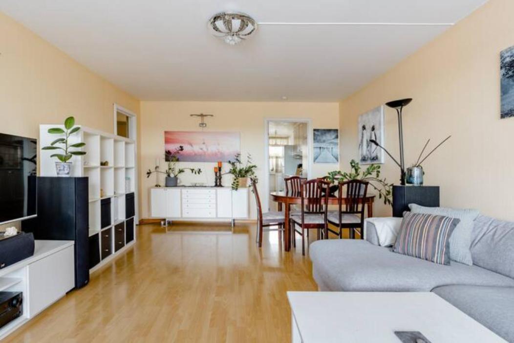 Calm And Tidy In Apartment, 14min Train Ride To Center Acampamento *