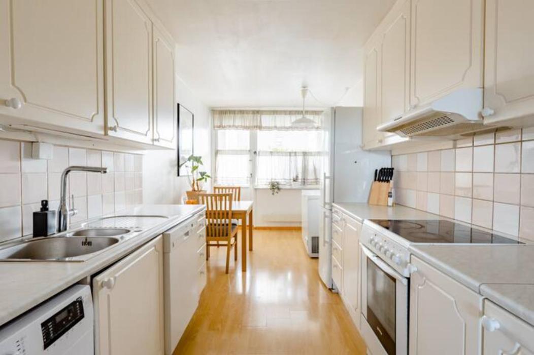 Calm And Tidy In Apartment, 14min Train Ride To Center Acampamento